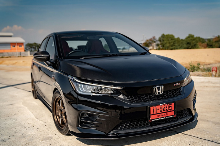 NK Garage, cửa hàng chuyên độ carbon có tiếng tại Thái Lan, vừa tung ra bộ body kit carbon cho mẫu xe Honda City 2020. Chiếc xe trong bài viết là phiên bản cao cấp nhất của Honda City 2020, phiên bản 1.0L Turbo RS.