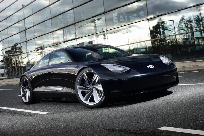 Hyundai Prophecy Concept EV mới đã ra mắt kỹ thuật số vào tháng trước. Xe đáng lẽ được trưng bày tại triển lãm ô tô Geneva. Tuy nhiên, việc hủy bỏ sự kiện này khiến nhà sản xuất thay đổi kế hoạch và chỉ hiển thị một vài hình ảnh của phiên bản nguyên mẫu. Bây giờ, Hyundai đã chia sẻ hình ảnh mới và chi tiết về Prophecy.