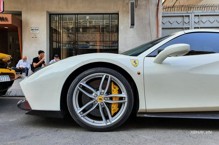 Tuy nhiên, khả năng hiệu suất của 488 Spider mui trần bị giảm một chút so với Coupe, vì trọng lượng 1.420kg - nặng hơn bản Coupe 50kg, ở tiêu chuẩn, một chiếc Ferrari 488 Spider có thể tăng tốc từ 0 - 200 km/h trong 8,7 giây, trước khi cán tới tốc độ tối đa 325 km/h, trong khi bản Coupe chỉ mất 8,7 giây và có vận tốc cực đại là 330 km/h.