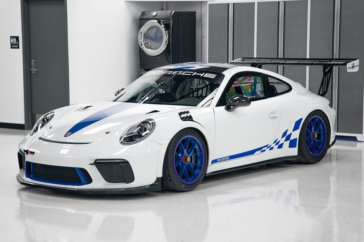 Một chiếc siêu xe Porsche 911 GT3 Cup PCA Edition hiếm hoi đang được mang ra đấu giá tại trang Bring A Trailer với tình trạng khá hoàn hảo. Porsche 911 GT3 Cup PCA Edition được ra mắt cách đây 2 năm và dành riêng cho câu lạc bộ Porsche tại Mỹ.