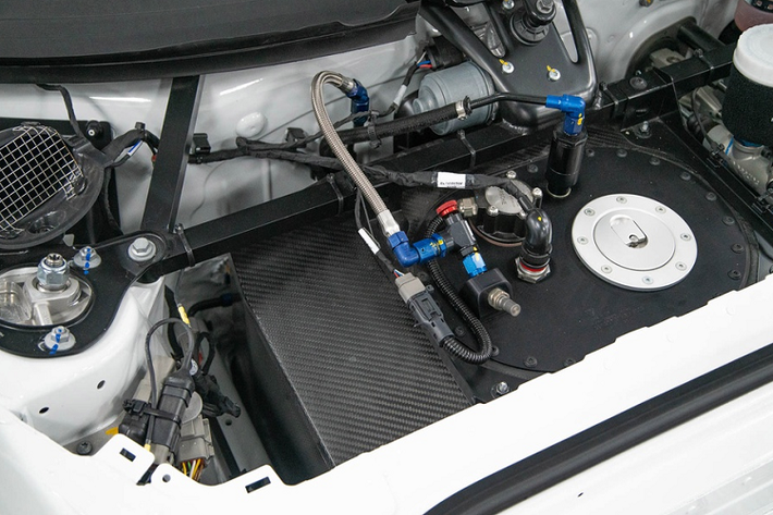 Cung cấp sức mạnh cho chiếc xe đua này là khối động cơ 6 xy-lanh 4.0L, hút khí tự nhiên, sản sinh công suất 485 mã lực và mô-men xoắn cực đại 480 Nm. Sức mạnh được truyền đến bánh sau thông qua hộp số tuần tự 6 cấp.