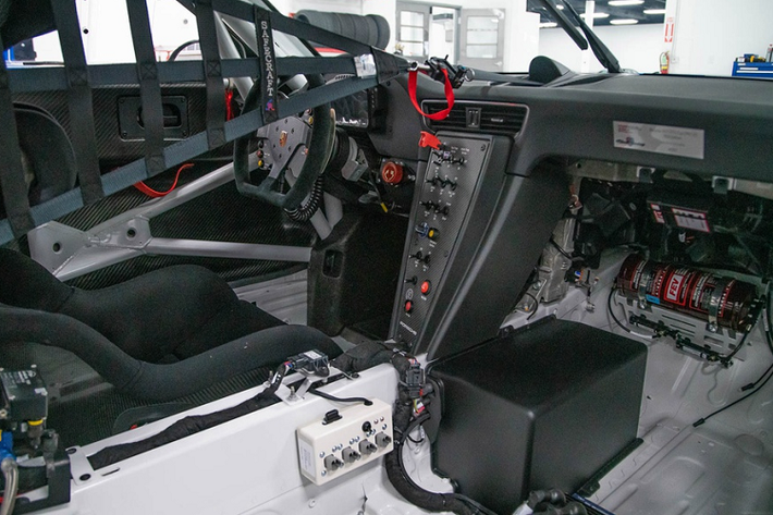 Ghế ngồi của tay đua là loại carbon của hãng Recaro danh tiếng, cabin xe được bảo vệ bởi bộ khung đạt tiêu chuẩn FIA cùng hệ thống dập lửa giúp đảm bảo sự an toàn cho người ngồi bên trong.
