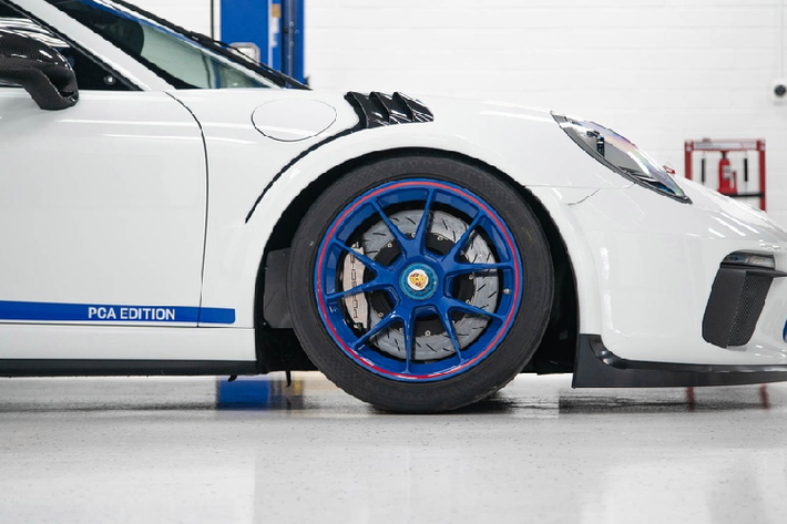 911 GT3 PCA Edition sở hữu màu sơn trắng ngoại thất cùng những chi tiết trang trí màu xanh tương phản. Mâm xe là loại khóa trung tâm kích thước 18 inch, đi kèm là bộ lốp Hoosier 275/35 (trước) và 315/40 (sau). Hệ thống treo trước là loại MacPherson có thể điều chỉnh, phía sau là loại treo đa liên kết. Porsche trang bị cho mẫu xe này kẹp phanh 6 piston ở phía trước và 4 piston ở phía sau.