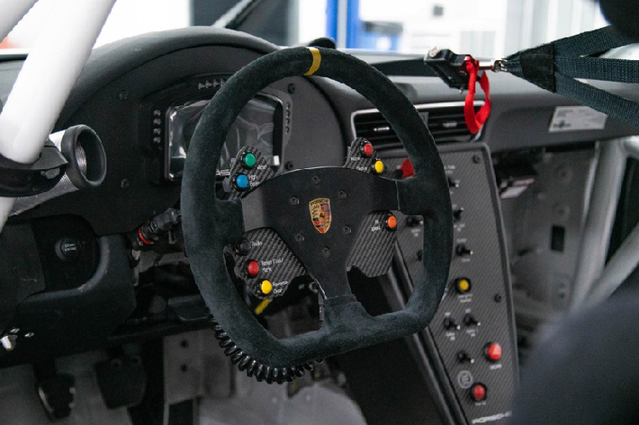 Porsche 911 GT3 Cup PCA Edition có khoang nội thất tối giản, chỉ được trang bị một ghế ngồi cho tay đua. Vô lăng dạng D-cut được bọc da lộn với nút nhấn điều chỉnh đèn, radio liên lạc, giới hạn tốc độ vào đường pit... Màn hình tốc độ dạng LCD đến từ Cosworth.