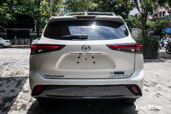 Toyota Highlander 2020 nổi bật với màn hình giải trí 12,3 inch hỗ trợ kết nối Apple CarPlay/Android Auto mang đến sự trải nghiệm tiện nghi cao cấp cho người dùng. Không dừng lại ở đó, chiếc SUV Toyota Highlander đến từ Nhật Bản còn được trang bị hệ thống 11 loa JBL giúp không gian giải trí được nâng tầm.