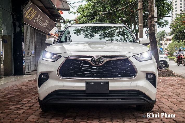 Toyota Highlander vận hành nhờ hối động cơ V6, dung tích 3,5L cho công suất 295 mã lực và 356 Nm mô-men xoắn cực đại. Truyền sức mạnh đến bánh xe là hộp số tự động 8 cấp và hệ dẫn động 4 bánh toàn thời gian AWD. Giá xe Toyota Highlander Limited 2020 khoảng hơn 4 tỷ đồng, xe đang được chào bán tại một đại lý tư nhân ở Hà Nội.