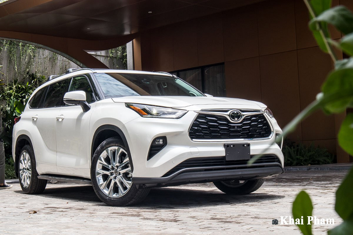 Mẫu xe SUV Toyota Highlander không được phân phối chính hãng ở Việt Nam, mẫu xe này về nước đều dưới dạng nhập khẩu tư nhân từ thị trường Mỹ. Toyota Highlander hay RAV4 là 2 dòng xe được đại gia Việt cực kỳ yêu thích của thương hiệu xe hơi Toyota. Đối với những người chơi xe, việc bỏ ra số tiền lớn để mua một thương hiệu bình dân thay vì hạng sang cũng mang đến lựa chọn ít "đụng hàng" và Toyota Highlander là một minh chứng.