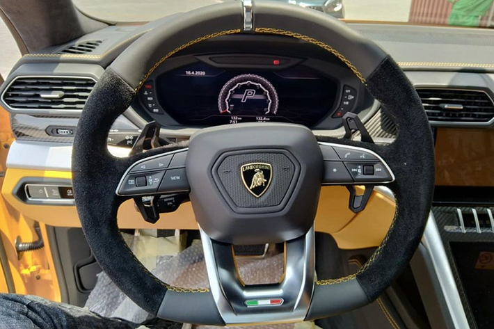 Dù là siêu SUV Lamborghini Urus thứ 9 về Việt Nam nhưng đây lại là chiếc đầu tiên và duy nhất có tuỳ chọn 4 ghế ngồi. Điều này được hiểu rằng hàng ghế sau của chiếc Lamborghini Urus mới lộ ảnh khui công tại cảng Việt Nam chỉ có 2 ghế ngồi dạng độc lập thay vì hàng ghế sau 3 chỗ ngồi như 8 chiếc Lamborghini Urus về nước trước đó.