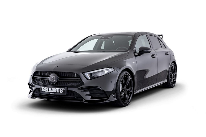 Bỏ qua mức giá gây tranh cãi, Brabus độ Mercedes A35 AMG còn được trang bị bộ body kit từ nhà độ Đức với một loạt các chi tiết crom đen, bộ vành 19-inch và hệ thống ống xả thể thao. Ngoài ra bên trong khoang cabin, chiếc xe gây chú ý với tấm ngưỡng cửa được thiết kế đặc biệt, sự thay đổi trên khu vực lẫy chuyển số và cuối cùng là các tấm thảm trải sàn.