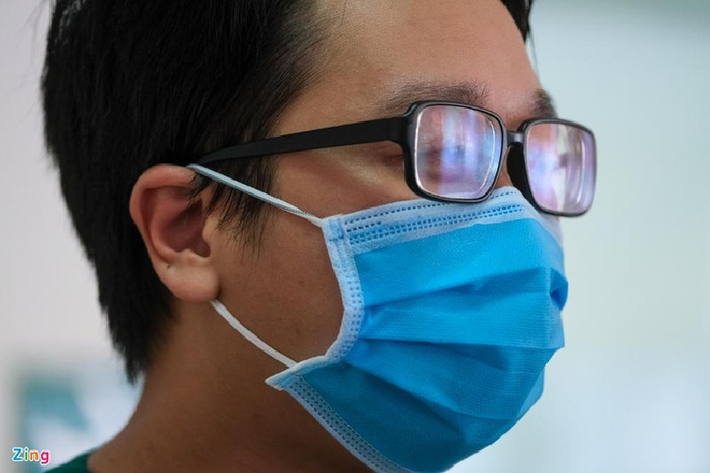 "Bệnh nhân 19 đã trải qua quá trình điều trị dài, liên tục đe dọa tới tính mạng. Tôi đã trực tiếp tham gia cấp cứu và ép tim cho bệnh nhân trong thời gian hơn 40 phút khi bệnh nhân ngừng tuần hoàn và điều may mắn đã đến", bác sĩ Mạc Duy Hưng - khoa Hồi sức tích cực - chia sẻ.