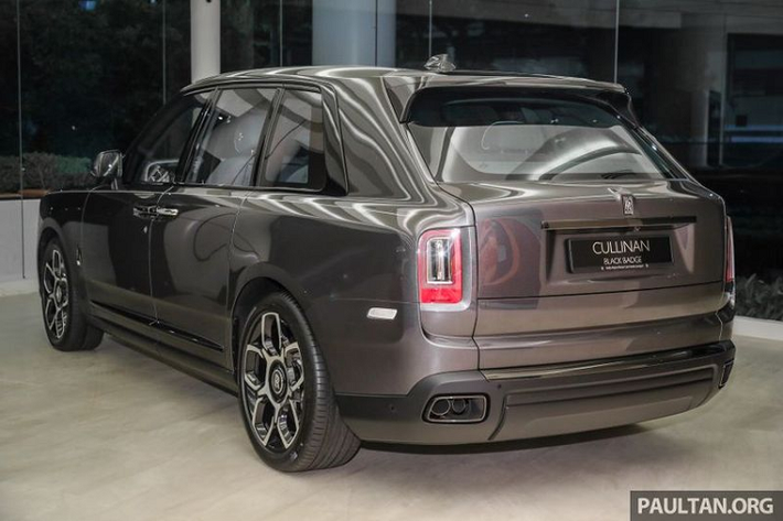 Tất nhiên, sự tuyệt vời của Rolls-Royce Cullinan Black Badge không chỉ nằm ở vẻ đẹp trong và ngoài, bởi vì chiếc SUV còn có những cải tiến về hiệu suất. Cụ thể, động cơ V12 tăng áp kép quen thuộc của Cullinan thông thường đã được khai thác để sinh ra thêm 29 mã lực, nâng tổng công suất lên 592 mã lực, mô-men xoắn cũng tăng 50Nm, nâng tổng mô-men xoắn cực đại lên 900Nm. Đi kèm với đó là hộp số tự động 8 cấp của ZF đã qua tinh chỉnh, hệ thống phanh tăng cường để phù hợp với các con số sức mạnh mới.