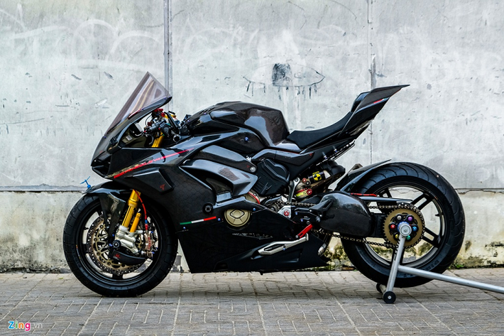 Nguyên bản, chiếc Ducati Panigale V4 độ khủng này sở hữu màu sơn đen. Sau khi độ, chiếc superbike vẫn khoác lớp áo đen. Tuy nhiên, lớp áo đen này không phải nhựa thông thường mà là carbon. Toàn bộ dàn áo của Panigale V4 được phủ sợi carbon dạng đa giác.