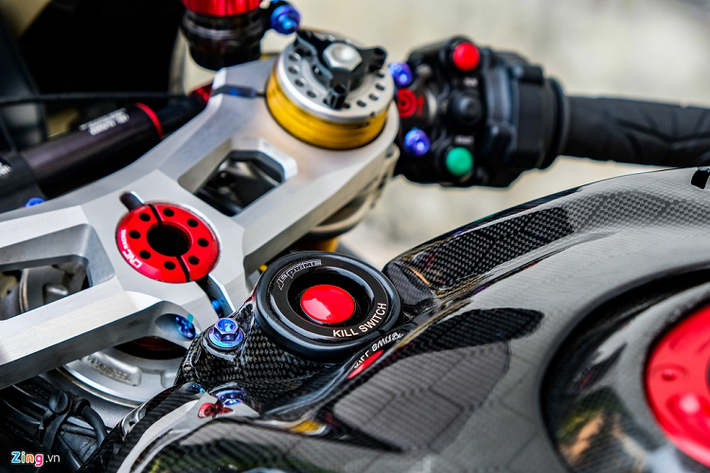 Cặp công tắc dạng nút bấm của xe đua MotoGP cũng hiện diện trên bản độ này. Bộ công tắc này có giá khoảng 20 triệu đồng.