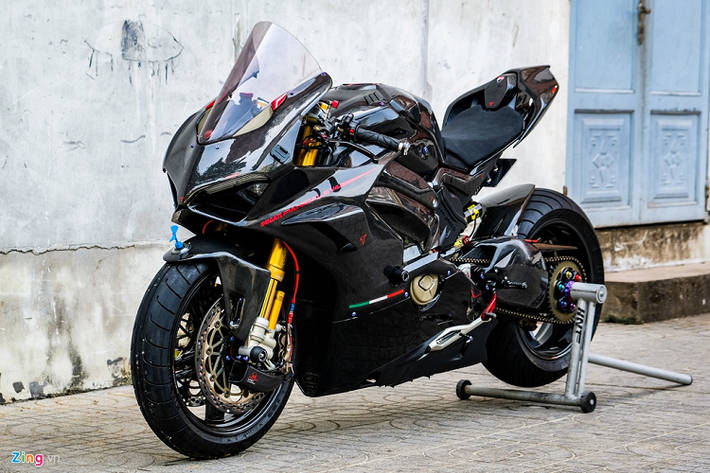Ra mắt lần đầu tại triển lãm EICMA 2017, siêu môtô Ducati Panigale V4 là mẫu môtô mở ra kỷ nguyên động cơ V4 mới của hãng xe Italy, chia tay với động cơ L-Twin truyền thống. Mẫu superbike này nhanh chóng thu hút biker toàn thế giới và các biker Việt cũng không ngoại lệ dù mức giá của Panigale V4 khá "chát" - 746 triệu đồng cho bản tiêu chuẩn.