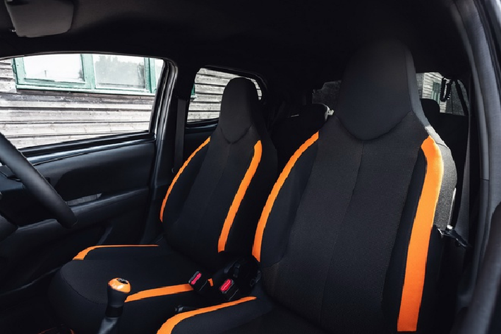 Nội thất của Aygo JBL Edition được làm mới với thiết kế trẻ trung hơn.