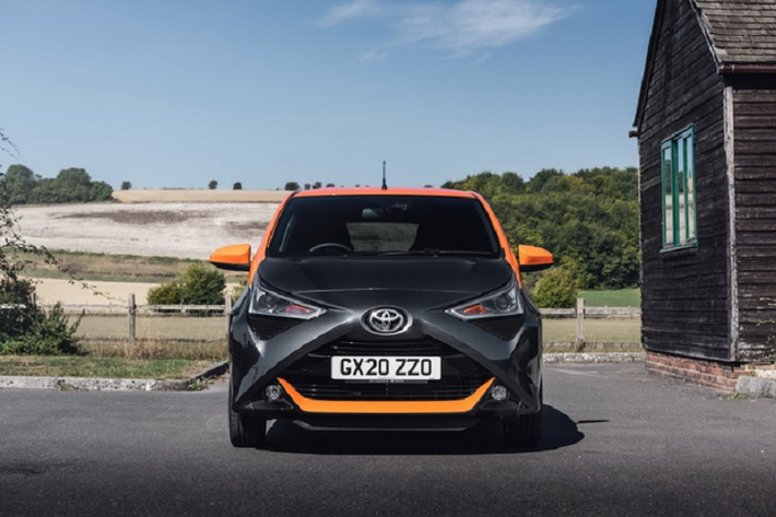Phiên bản đặc biệt Toyota Aygo JBL Edition 2020 mới được trang bị hệ thống loa 600W do JBL phát triển, gồm 2 loa tweet 25 mm gắn trên bảng điều khiển và 2 loa 150 mm gắn ở cửa trước. Riêng loa siêu trầm 160 mm gắn ở khoang chứa lốp dự phòng.