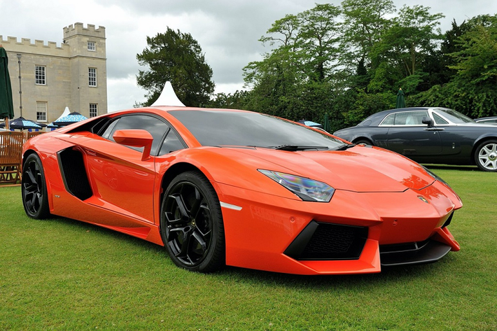 Được ra mắt vào năm 2011, Lamborghini Aventador LP 700-4 sử dụng động cơ hút khí tự nhiên V12 6.5L, sản sinh công suất 700 mã lực. Phiên bản mui trần của Aventador LP 700-4 được ra mắt vào tháng 11/2012. Điểm đặc biệt của siêu xe này là phần mui gồm 2 mảnh carbon có thể tháo rời bằng tay và cất gọn trong cốp. Dù được làm bằng carbon, mỗi mảnh mui này cân nặng đến 6 kg.