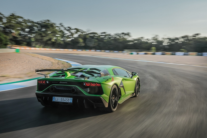 Aventador SVJ Roadster được trang bị động cơ hút khí tự nhiên V12 6.5L, sản sinh công suất 759 mã lực và mô-men xoắn 720 Nm. Đi kèm với động cơ là hộp số 7 cấp và hệ dẫn động 4 bánh. Siêu bò có khả năng tăng tốc 0-100 km/h trong 2,9 giây, vận tốc tối đa hơn 350 km/h.