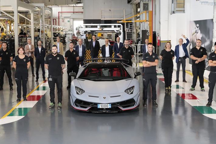 Chiếc Lamborghini Aventador thứ 10.000 là chiếc SVJ Roadster màu xám Grigio Acheso, nội thất màu đỏ Rosso Mimir. Chiếc SVJ Roadster này được sản xuất theo yêu cầu của một vị khách tại Thái Lan.