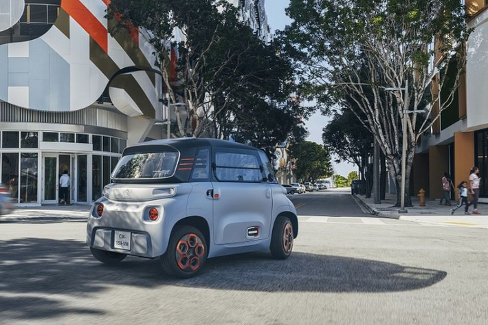Đúng như tên gọi, Citroen Ami được trang bị mô-tơ điện và cụm pin 5,5 kWh bên dưới sàn. Hệ truyền động điện này cho phép xe đạt vận tốc tối đa chỉ 45 km/h và có phạm vi hoạt động khoảng 70 km. Thời gian sạc đầy pin cho Citroen Ami cũng khá ngắn, chỉ khoảng 3 tiếng đồng hồ.