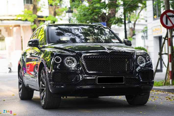 Mẫu Bentley Bentayga Design Series mới được nhập khẩu chính hãng và có "hộ khẩu" tại Hà Nội. Trước đó vào tháng 2/2020, hình ảnh đầu tiên của mẫu xe này được chụp tại cảng Hải Phòng trong lúc chờ đợi các thủ tục thông quan.