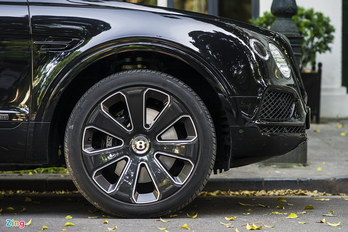 Bentley Bentayga Design Series sở hữu bộ mâm Paragon mâm 7 chấu to bản có viền sáng tương phản, do Mulliner chế tạo. Đây là bộ mâm được thiết kế riêng cho phiên bản này.