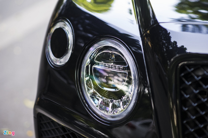 So với phiên bản tiêu chuẩn, Bentley Bentayga Design Series có những chi tiết khác biệt. Ngoại thất của chiếc xe sơn màu đen tuyền. Lưới tản nhiệt, viền chrome hay mâm xe cũng có màu đen Black Piano.