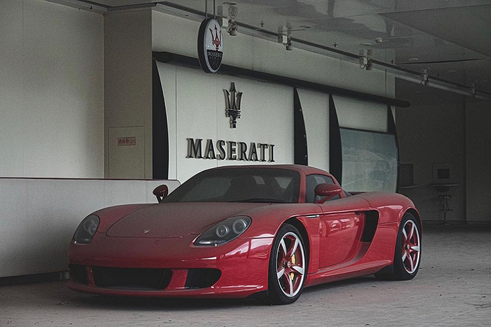Vào năm 2005, đại lý Ferrari-Maserati chính hãng đầu tiên đã được mở tại Trung Quốc ở thành phố Quảng Châu, tỉnh Quảng Đông. Khoảng 7 năm sau, cũng chính đại lý này đã phải đóng cửa vì đạo luật chống tham nhũng được Chủ tịch Trung Quốc Tập Cận Bình thông qua. Đạo luật này vốn không khuyến khích người dân tiêu thụ các hàng hóa xa xỉ như siêu xe Porshce, Ferrari hay Maserati..., dẫn tới kết cục phải đóng cửa.