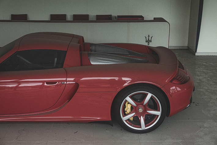 Được biết, chiếc Porsche Carrera GT bị bỏ rơi này vốn không phải là xe mới. Thay vào đó, chiếc siêu xe này đã từng trú ngụ tại Nga và Đức rồi mới đặt chân đến Trung Quốc. Chiếc Porsche Carrera GT này từng được rao bán tại Đức khi mới chạy khoảng 4.581 km. Qua những hình ảnh được đăng lên mạng, có thể thấy chiếc siêu xe Porsche Carrera GT màu đỏ bị phủ bụi dày đặc trên thân xe. Cũng may, chiếc xe trông vẫn còn nguyên vẹn và thậm chí vành la-zăng trông vẫn rất mới.