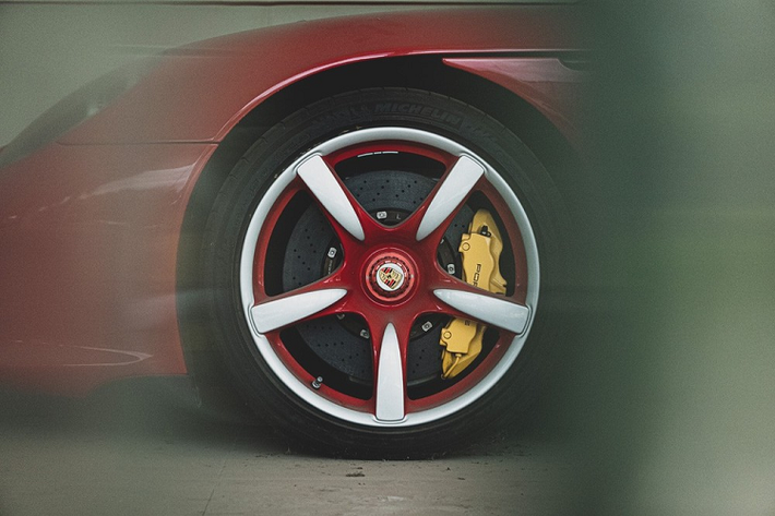 Hình ảnh chiếc Porsche Carrera GT bị bỏ rơi tại đại lý Trung Quốc chắc hẳn sẽ khiến không ít người yêu xe xót xa. Nguyên nhân là do Porsche Carrera GT được xem như một trong những siêu xe số sàn tuyệt nhất thế giới.