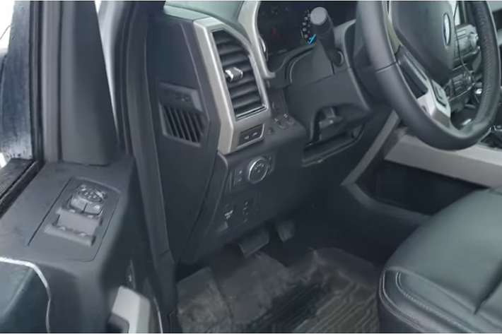 Thông qua những bức ảnh và một video của nhà sản xuất, chúng ta có một cái nhìn rõ ràng về Ford F-150 AT44 ở cả phía trước lẫn phía sau, cho dù phía sau không được ấn tượng như phía trước. Bên dưới thân vỏ cơ bắp là một hệ thống treo nâng cấp được chế tạo bởi Arctic Trucks, nhờ đó mà có sức chống chịu tốt hơn dưới gầm.