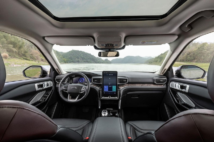 Bên trong, Ford Explorer Platinum 2020 ở thị trường Trung Quốc cũng có một số điểm riêng biệt, nhất là ở khu vực mặt táp-lô và cụm điều khiển trung tâm. Theo đó, mẫu SUV cỡ lớn này được trang bị hệ thống thông tin giải trí SYNC 3 với màn hình cảm ứng 10,1 inch nằm thấp hơn xe ở Mỹ. Màn hình này hỗ trợ cả Apple CarPlay lẫn Android Auto để kết nối với điện thoại thông minh.