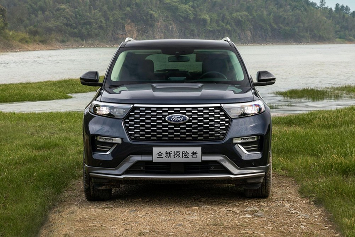 Vị trí mới của màn hình khiến hãng Ford phải sắp xếp lại cụm điều khiển trung tâm của Explorer Platinum 2020 ở thị trường Trung Quốc với ít nút bấm và công tắc hơn. Dự đoán, phần lớn các tính năng trên xe sẽ đều được điều khiển thông qua màn hình trung tâm. Khi mua Ford Explorer 2020, khách hàng Trung Quốc có thể chọn phiên bản 6 chỗ hoặc 7 chỗ. Riêng hàng ghế thứ ba có tính năng gập chỉnh điện.