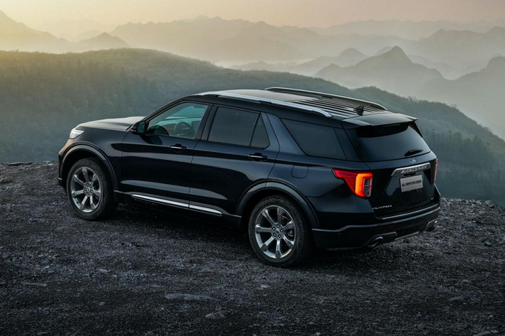 Không dừng ở đó, Ford Explorer 2020 tại thị trường Trung Quốc còn sở hữu thiết kế ngoại thất khác biệt so với xe ở Mỹ. Cụ thể, Ford Explorer 2020 bản Platinum tại thị trường Trung Quốc sở hữu lưới tản nhiệt cỡ lớn hơn và cao hơn nhiều, ăn sâu vào cản trước.