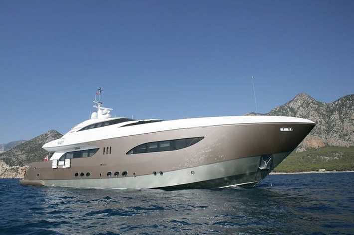 Siêu du thuyền TaTii Charter có giá thuê từ 141.000 USD (khoảng 3,2 tỷ đồng) cho một tuần đủ để những người trên du thuyền có một trải nghiệm đáng nhớ trên biển, trong trường hợp bạn muốn mua thẳng - nó có giá 10,6 triệu USD (khoảng 247 tỷ đồng). Được biết, chiếc du thuyền "trẻ tuổi" này luôn được bảo trì kĩ càng và liên tục làm mới trang bị để luôn giữ được phong độ tối ưu.
