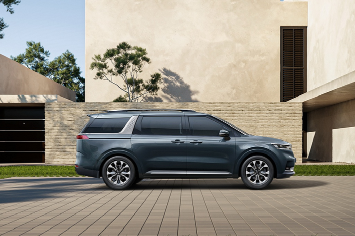 Với nền tảng thiết kế mới, Kia Carnival thế hệ thứ 4 dài hơn thế hệ trước 40 mm, chiều dài cơ sở cũng tăng thêm 30 mm. Khách hàng tại thị trường Hàn Quốc được lựa chọn 8 màu sơn ngoại thất và 3 kích cỡ mâm 17 inch, 18 inch hoặc 19 inch.