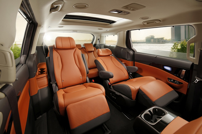 Kia Carnival 2021 có sẵn 3 cấu hình ghế ngồi bao gồm 7 chỗ, 8 chỗ hoặc 11 chỗ. Phiên bản 7 chỗ ngồi có hàng ghế giữa dạng thương gia (Premium Relaxation Seats) với khả năng điều chỉnh tựa lưng, tựa tay và tựa chân.