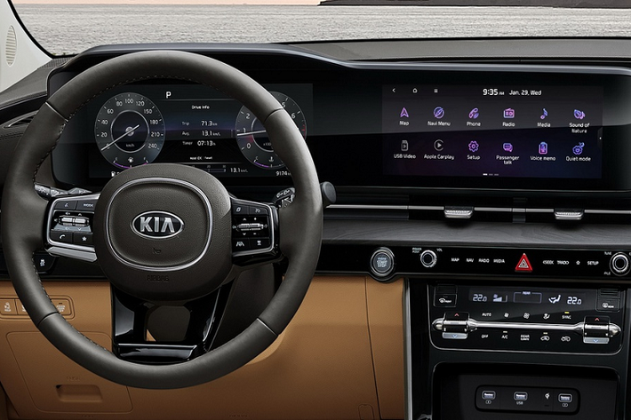 Đặc biệt, Kia bổ sung thêm cho mẫu MPV cỡ trung này tính năng nhìn và nói chuyện với người ngồi sau (Rear Passenger View & Talk), tính năng này sử dụng một camera nhỏ đặt phía sau và liên kết với màn hình giải trí phía trước.