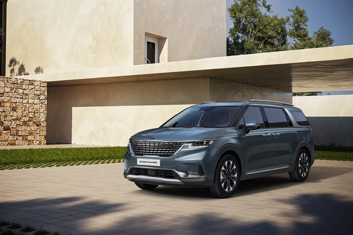 Kia Hàn Quốc chính thức trình làng mẫu MPV cỡ trung Carnival 2021, mẫu xe này còn được biết đến với tên Kia Sedona tại Việt Nam. Carnival 2021 dự kiến đến thị trường Bắc Mỹ vào đầu năm sau với tên gọi Kia Carnival 2022. So với thế hệ hiện tại, Carnival 2021 mang nét thiết kế cứng cáp và thể thao hơn.