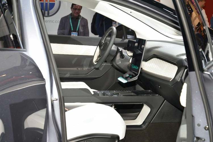 Ngoài ra, nội thất của mẫu xe SUV điện mới này không sử dụng da động vật. Theo Fisker, nội thất của Ocean sẽ được làm 100% bằng polyurethane polycarbonate và lớp nền Rayon gia cố 100%, tuy nhiên hãng không ghi chú về cách tránh những rủi ro môi trường khi sản xuất Rayon.