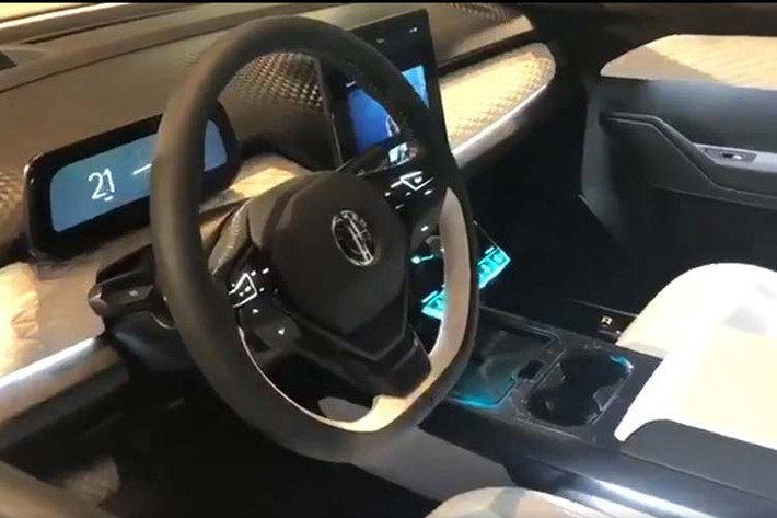 Fisker cho biết một số vật liệu nội thất cũng sẽ sử dụng sợi polyester và chai nhựa cũng như chất thải cao su được tái chế. Sự bền vững của hệ sinh thái, cũng như mức phát thải và mức tiêu thụ năng lượng thấp nhất được đảm bảo trong toàn bộ chu trình sản xuất.