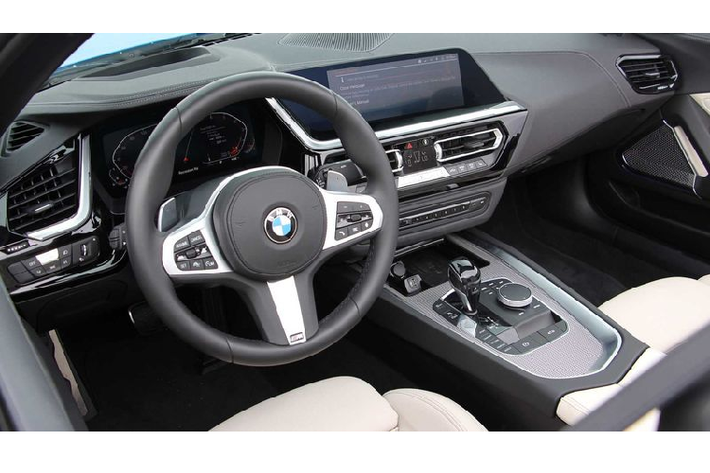 Ở bảng điều khiển trung tâm cùng cửa xe Z4 vẫn còn một số chi tiết ốp nhựa, nhưng trông vẫn khá phù hợp với tổng thể thiết kế khoang nội thất.
