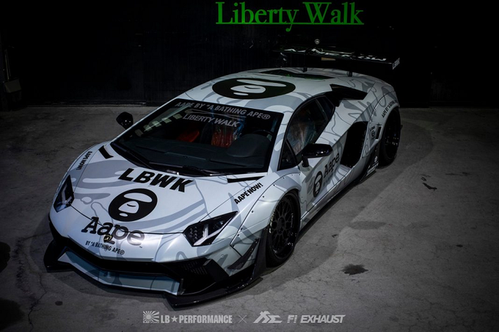 Siêu xe Lamborhgini Aventador mang trên mình bộ áo AAPE cũng là một điểm nhấn không thể bỏ qua tại Tokyo Auto Salon vừa qua, bên cạnh bộ đôi LB-Silhouette GT-R và Skyline GT-R cũng như LB-WORKS Huracan ASSC. Xe khoác lên mình bộ áo theo phong các AAPE màu trắng mờ kết hợp với xám. Logo phiên bản đặc biệt cũng như hai thương hiệu này được bố trí rộng khắp thân xe, tạo nên những điểm nhấn đẹp mắt.