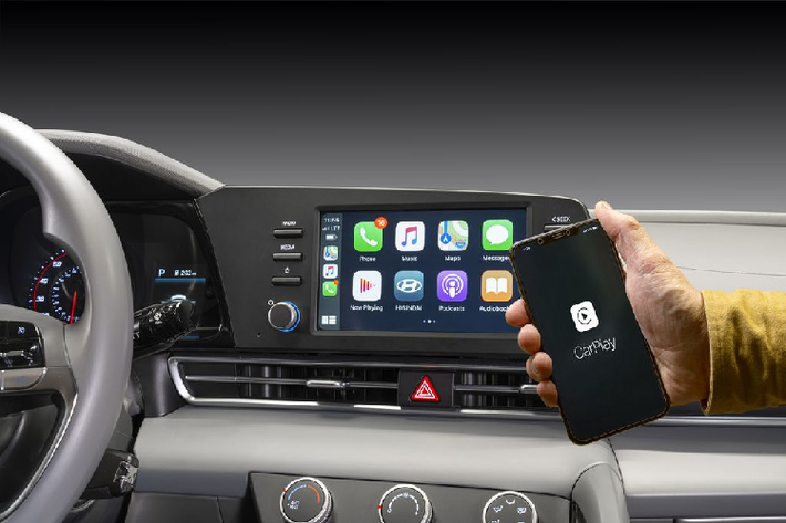 Ngoài ra, chiếc coupe nhà Hyundai còn được nâng cấp với hệ thống nhận diện giọng nói như một trợ lý ảo, được áp dụng công nghệ Speech-to-Meaning và Deep Meaning Understanding, khiến cho sự kết nối giữa con người và máy móc trở nên đồng nhất hơn.