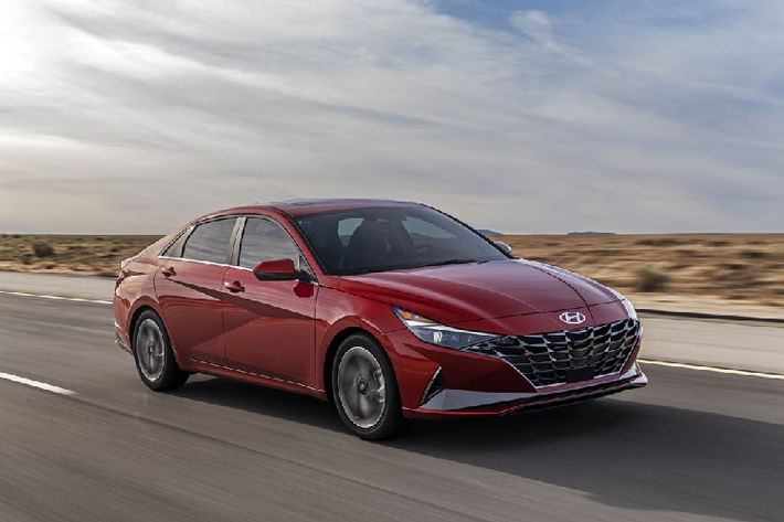 Trong khi động cơ 2.0 lít trên thế hệ cũ vẫn tiếp tục được sử dụng, Hyundai Elantra 2021 mới đã có thêm lựa chọn hệ dẫn động Hybrid, kết hợp giữa khối máy 1.6 lít 4 xy lanh và một mô-tơ điện 32 kW, sản sinh công suất cực đại 139 mã lực và 265 Nm mô-men xoắn.