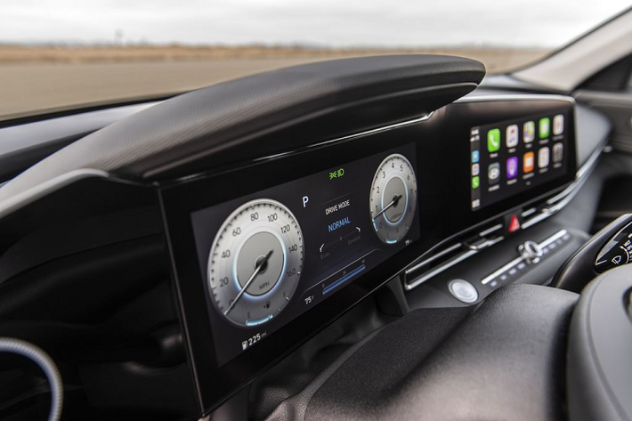 Mức độ hưởng thụ của hành khách trên Elantra 2021 sẽ được nâng lên một tầm cao mới với khả năng kết nối Apple CarPlay™ và Android Auto™ không dây – cũng là một tính năng lần đầu tiên xuất hiện trong phân khúc xe hạng C, theo thông tin từ Hyundai.