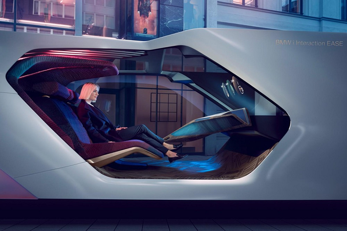 Mẫu xe tương lai BMW i Interaction EASE mang diện mạo vô cùng thú vị, tương lai hóa. Không gian cho hành khách bên trong giống như một phòng chờ VIP