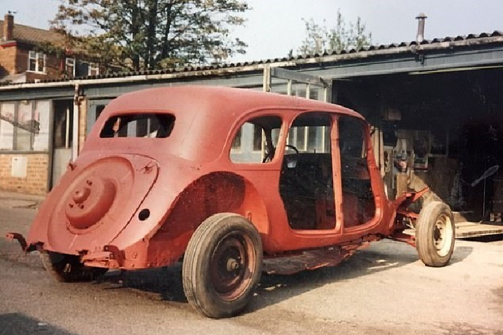 Điểm đáng tiếc duy nhất là câu chuyện lịch sử của chiếc xe limousine Citroen 1939 này lại không được rõ ràng, không ai thực sự nắm rõ nó đã ở đâu, làm những gì trong suốt mấy chục năm trước khi rơi vào tay của Steve.