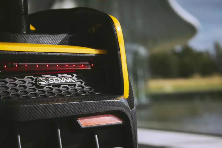 Mặc dù chiếc xe đồ chơi này được thiết kế dành trẻ em lứa tuổi 3 – 6, nhưng tay đua McLaren F1, Lando Norris chứng minh rằng người lớn cũng có thể ngồi lên chiếc xe này và nghịch ngợm đôi chút.