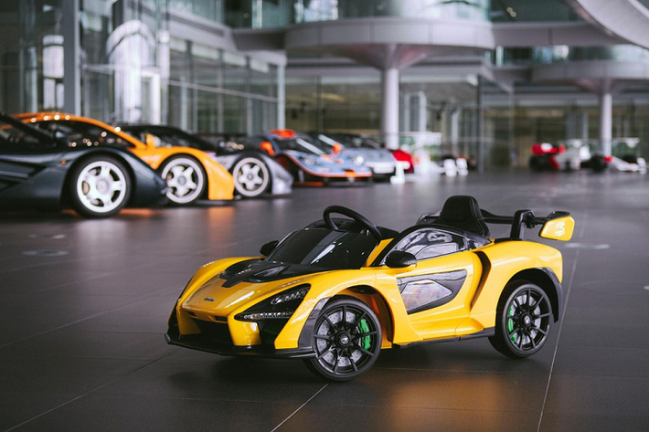 Đây không phải là lần đầu tiên McLaren cho ra đời phiên bản đồ chơi “Ride-On” của các mẫu siêu xe do mình sản xuất, và tiếp nối thành công của xe trẻ em 720S và P1, họ quyết định sản xuất một mẫu xe mới dựa trên phiên bản Senna sản xuất giới hạn và đặt tên theo Ayrton Senna, nhà vô địch ba lần Formula 1 World Champion. Giờ đây, nếu bạn không có cơ hội cầm lái một siêu McLaren, thì ít nhất đứa con bé bỏng của bạn lại có thể.